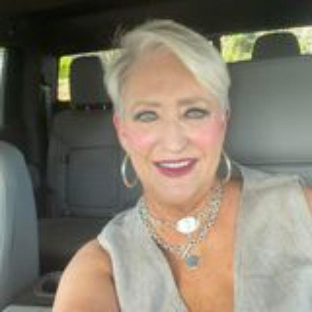 Debbie Cunningham, Broker