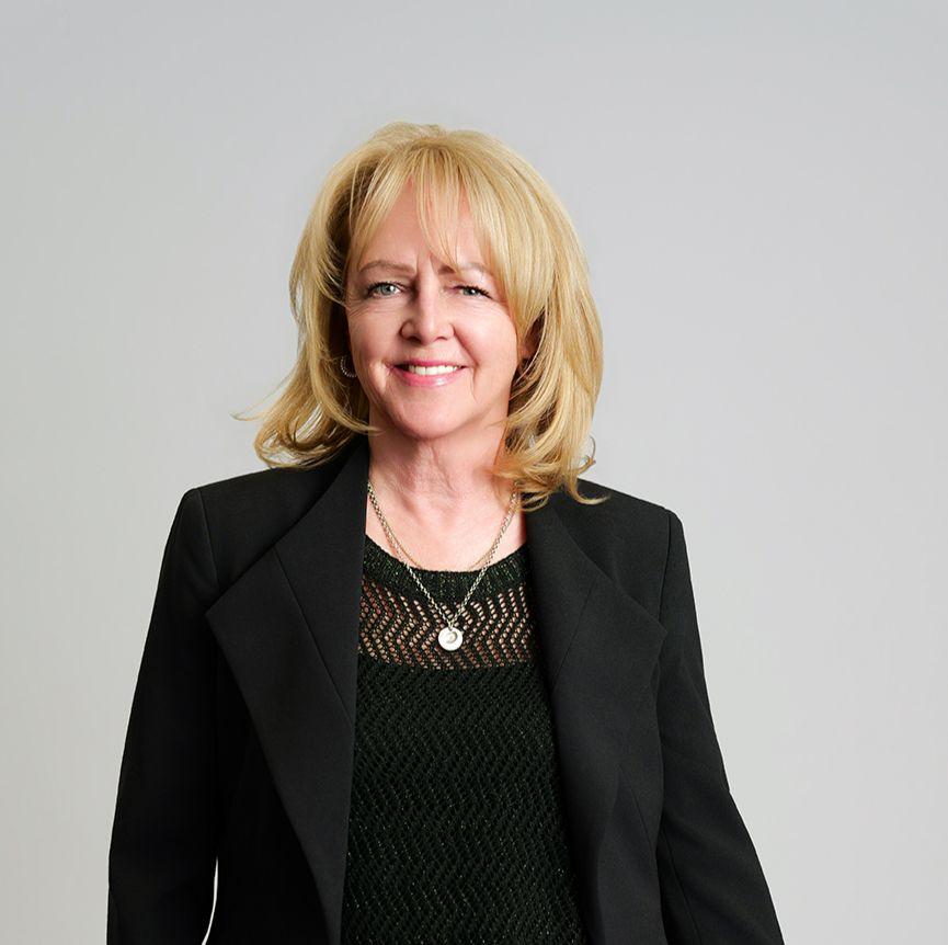 Joanne Cross, Broker